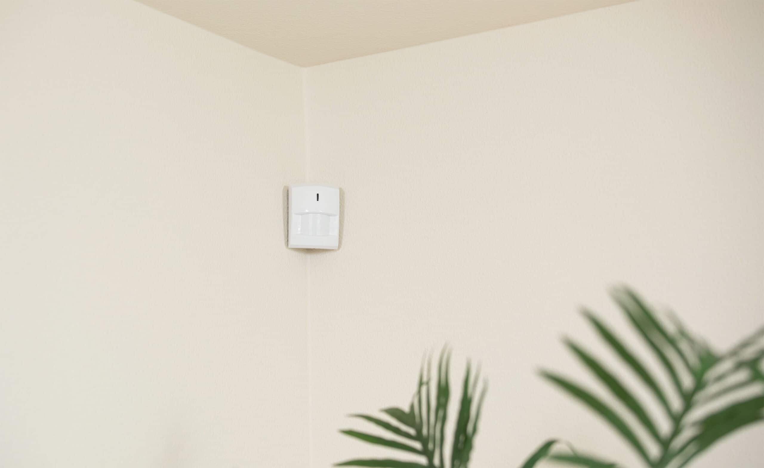 Abode motion sensor corner mounted