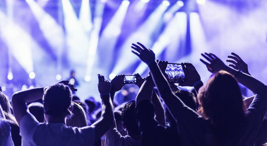 Consejos para usar tu teléfono móvil en un festival de música