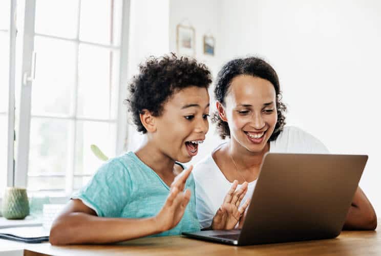 madre e hijo(a) usando un laptop