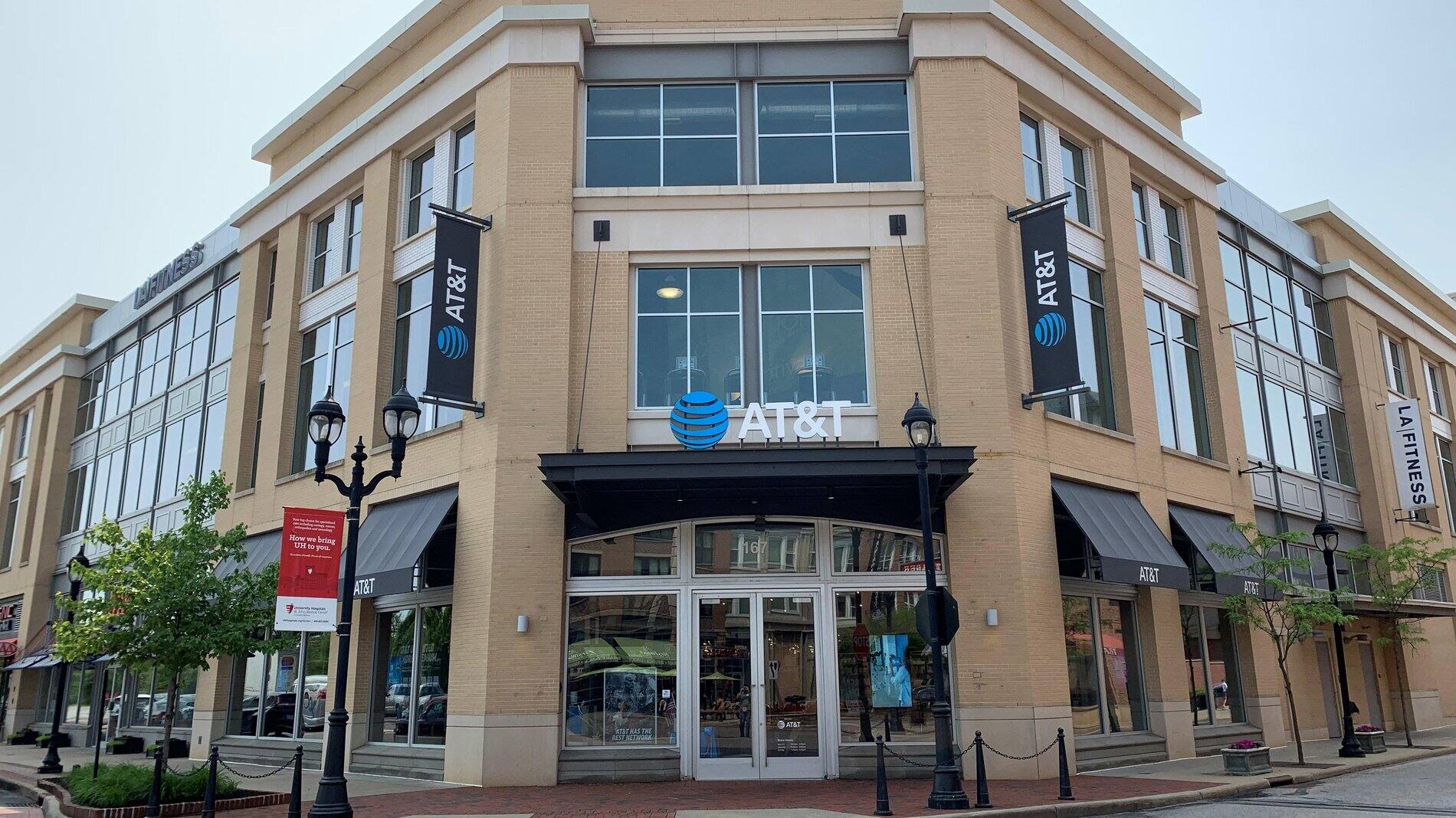 Tienda en Crocker Park Apple iPhone 12 y dispositivos Samsung en