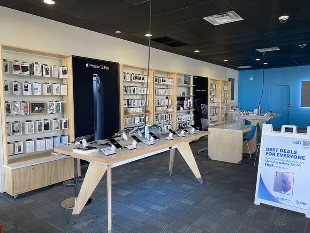 Lado izquierdo de la tienda: ¡se muestran productos Apple y Samsung!