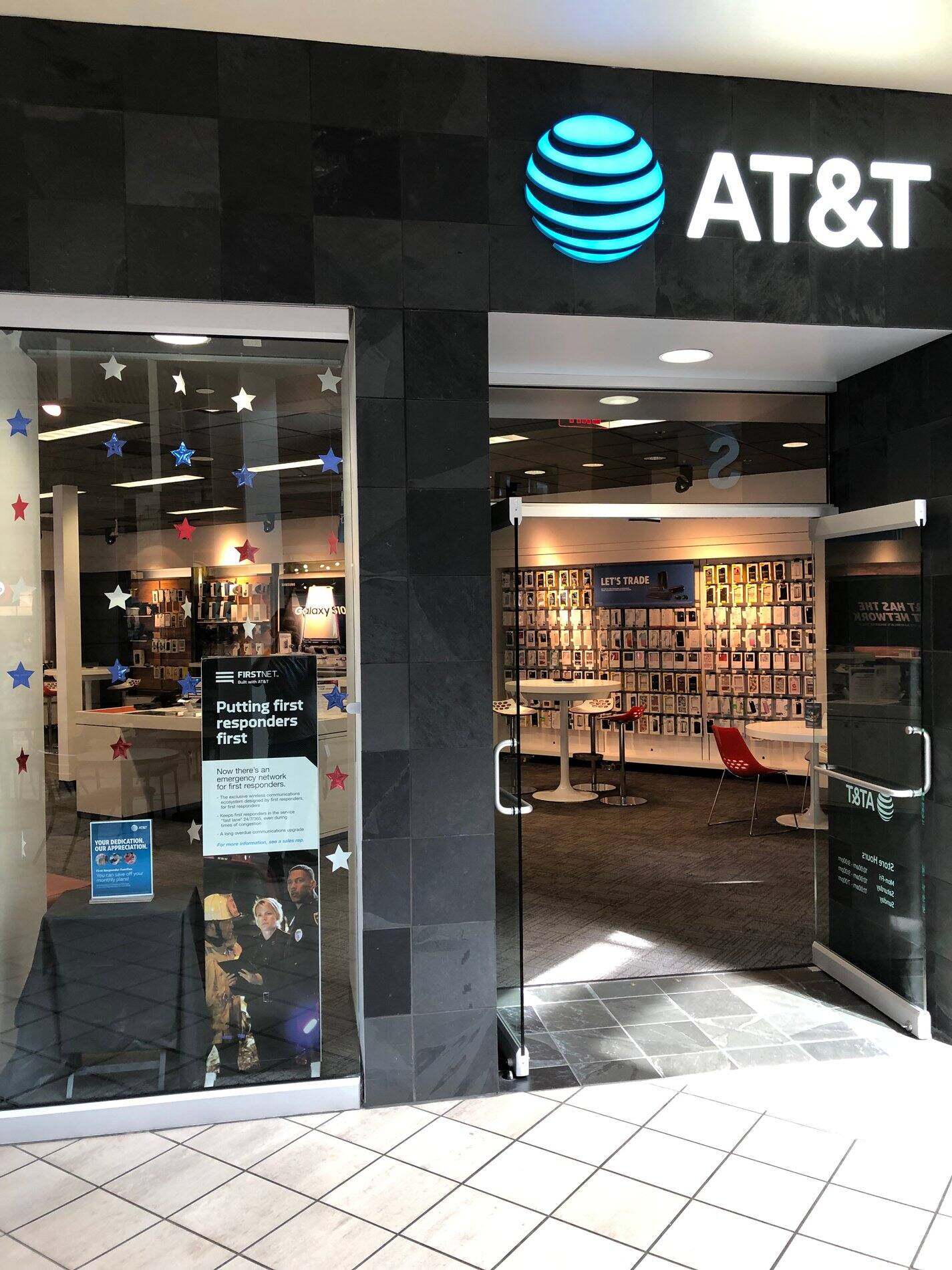 Tienda en Alderwood Mall Apple iPhone 12 y dispositivos Samsung en