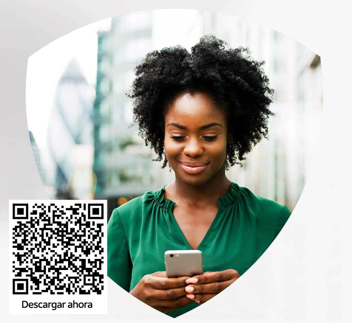 Código QR para descargar aplicación y mujer mirando su teléfono móvil