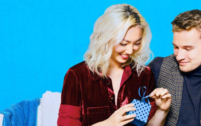 How to give a phone as a gift this holiday season