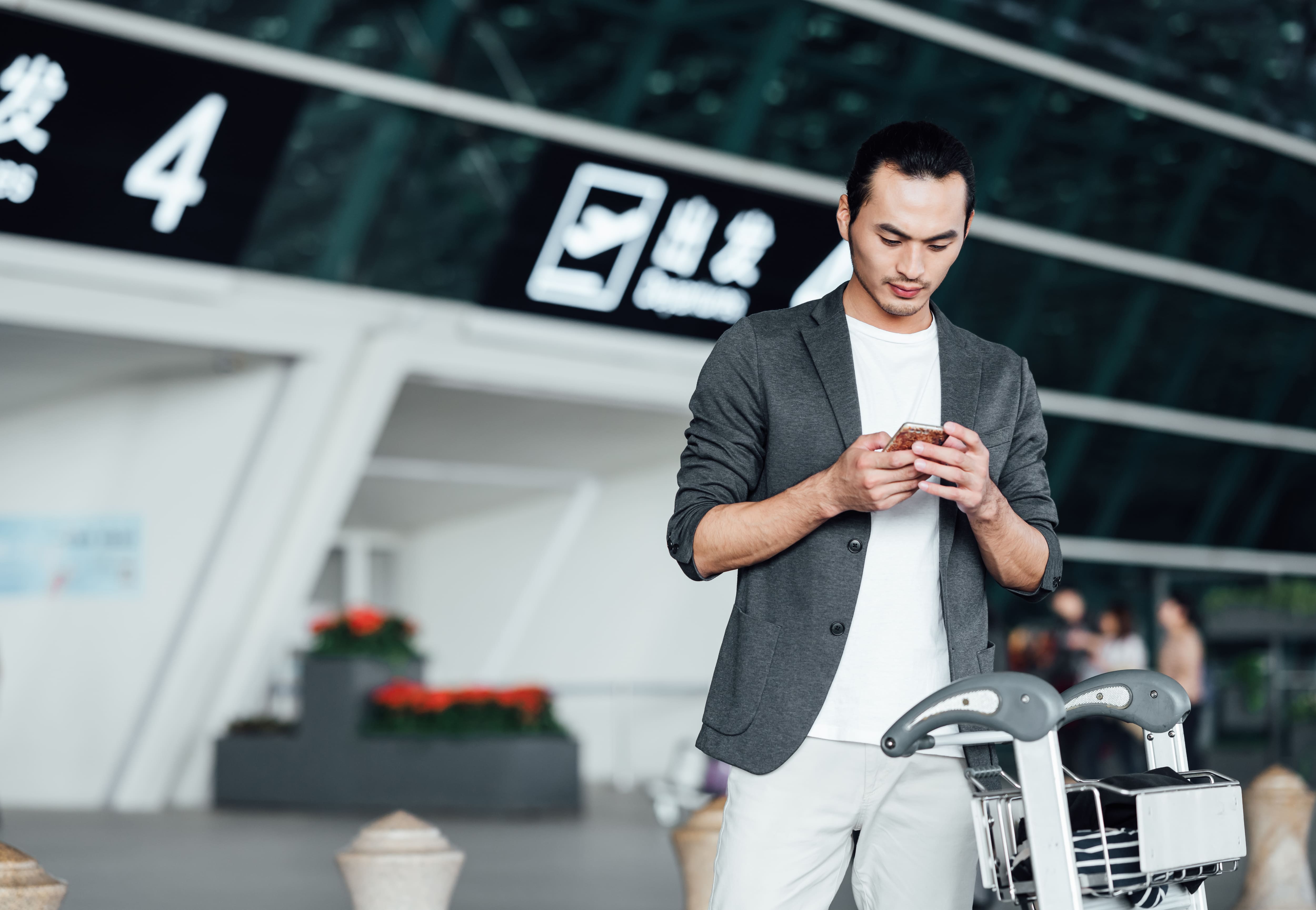 6 Cell Phone Accessories for Travel
