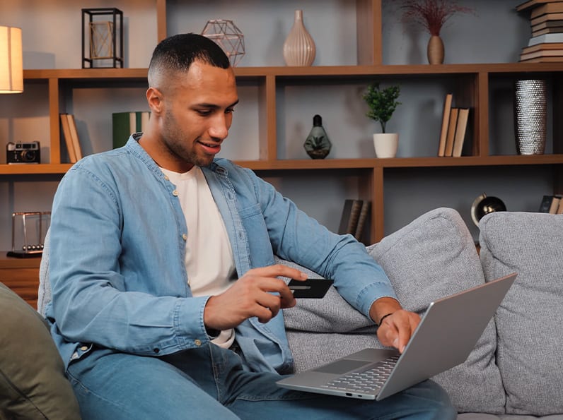 Hombre mirando una laptop