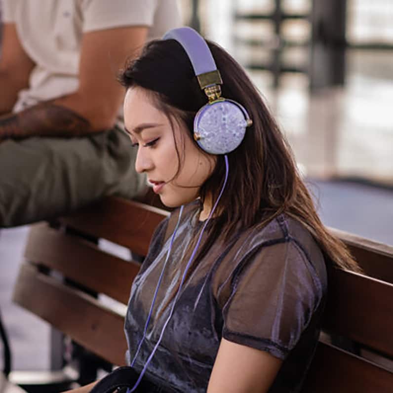Dos personas mirando juntas un teléfono móvil