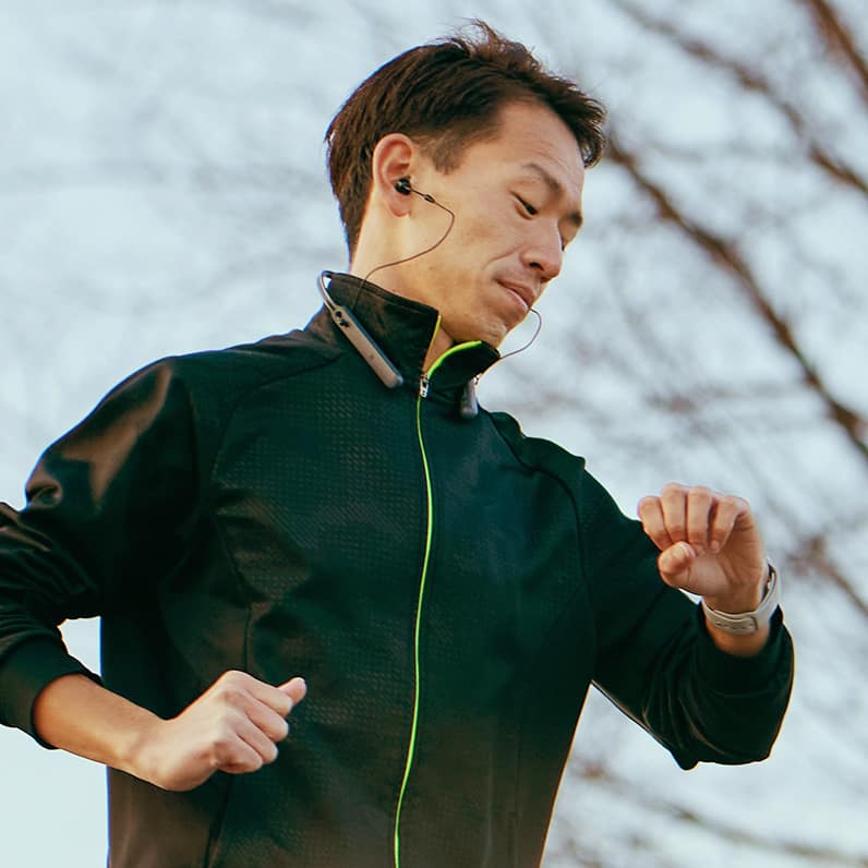 Persona sentada en una escalera mirando un teléfono móvil