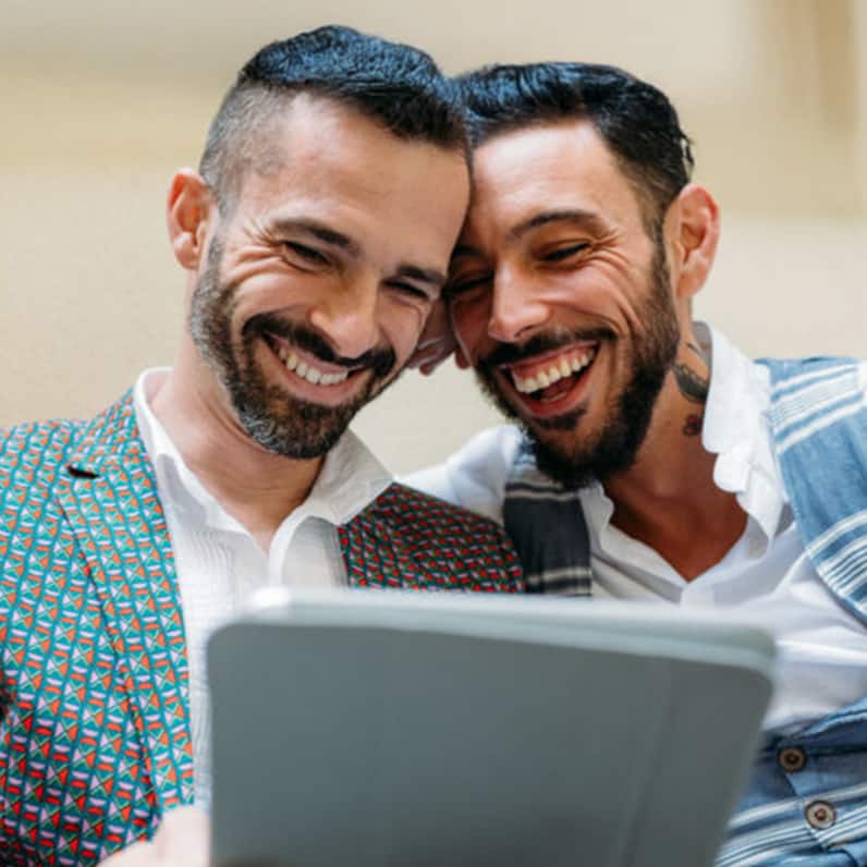 Dos personas sentadas juntas sosteniendo palomitas de maíz