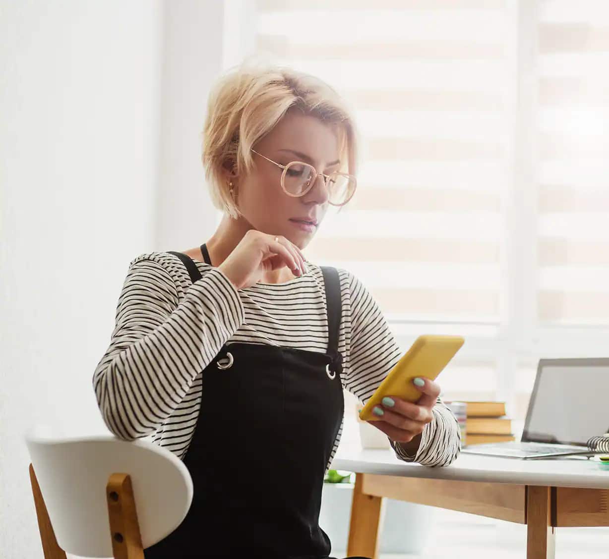 Mujer mirando un teléfono móvil