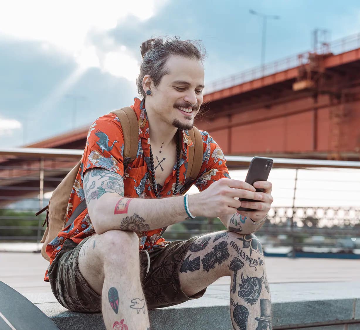 Un hombre mirando un teléfono