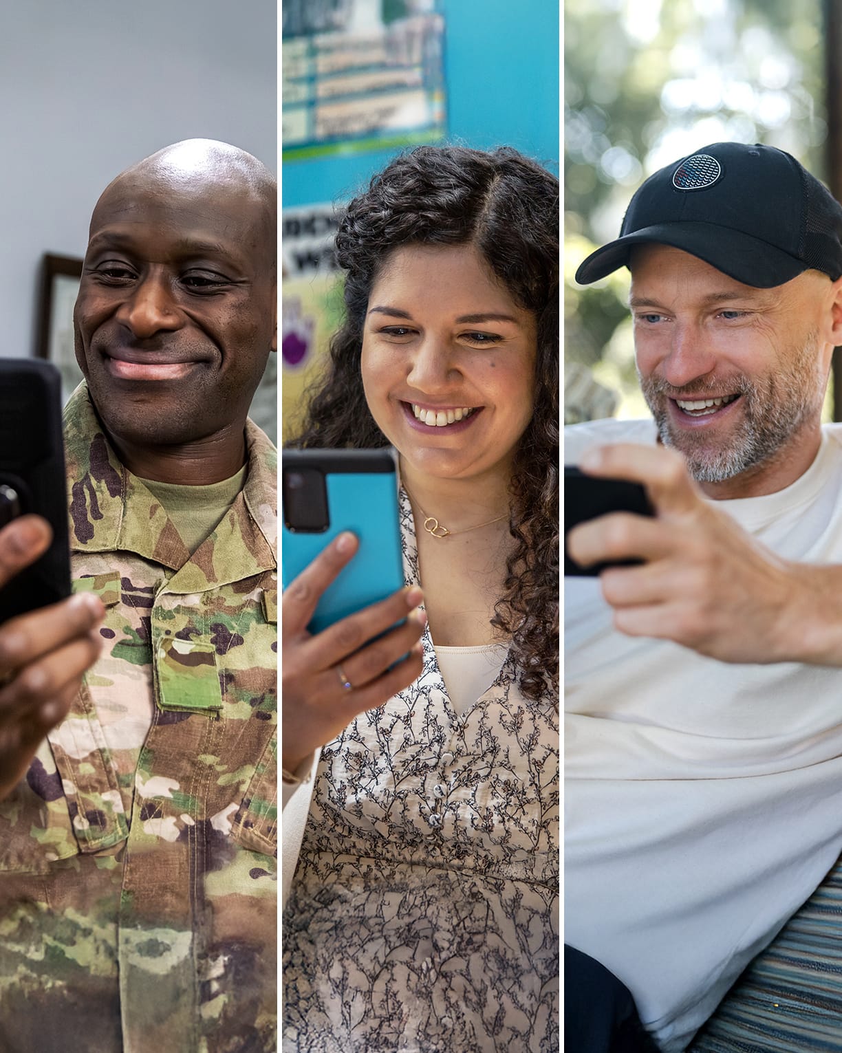 Personas mirando su teléfono móvil