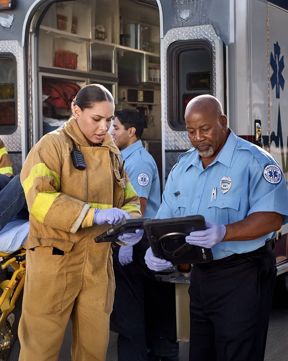 Una familia mirando sus dispositivos móviles