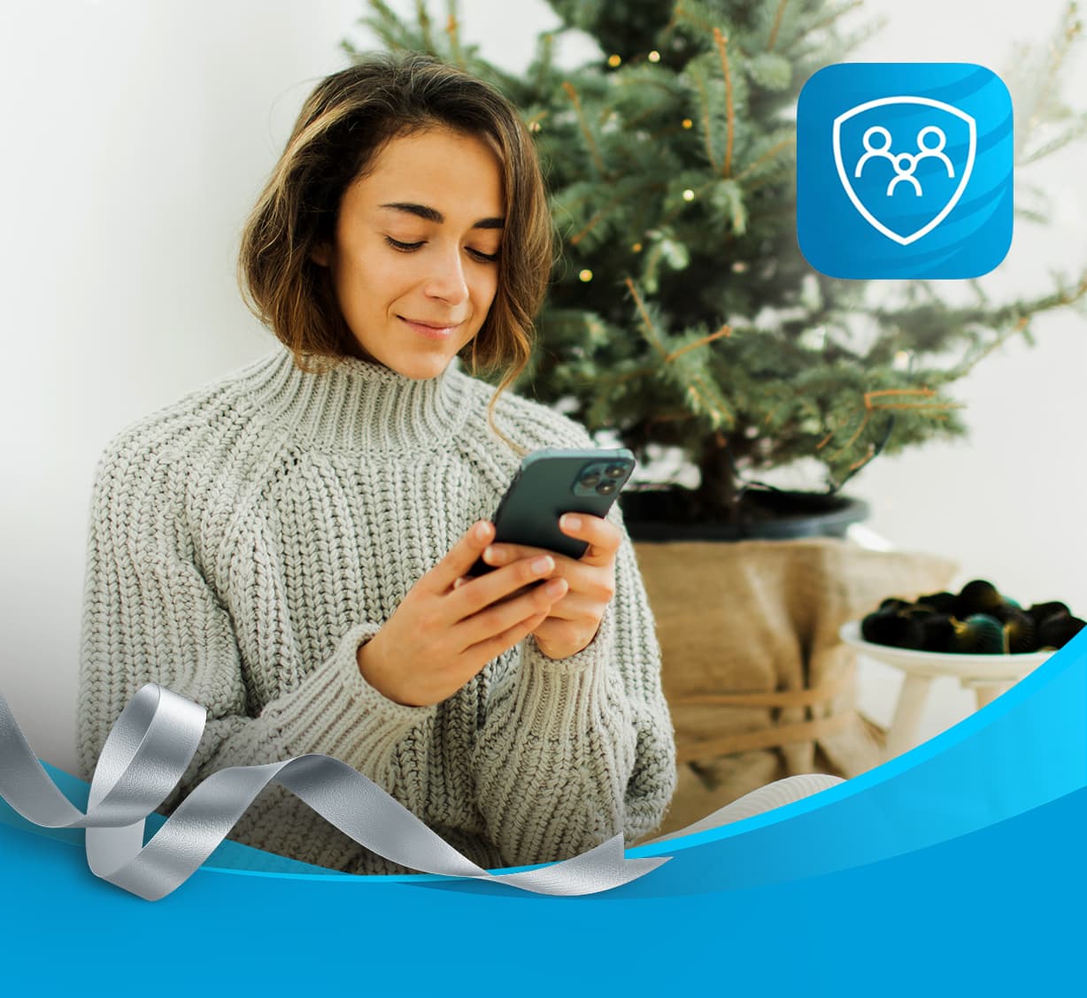 mujer mirando su teléfono