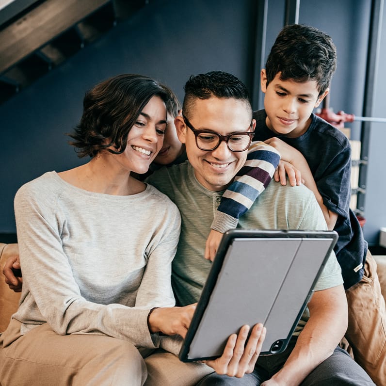 Familia viendo una pantalla